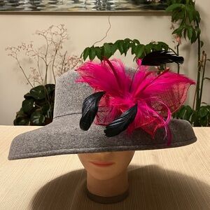 Elegant Gray Wool Hat with Pink Floral  and Black Feather Accent
